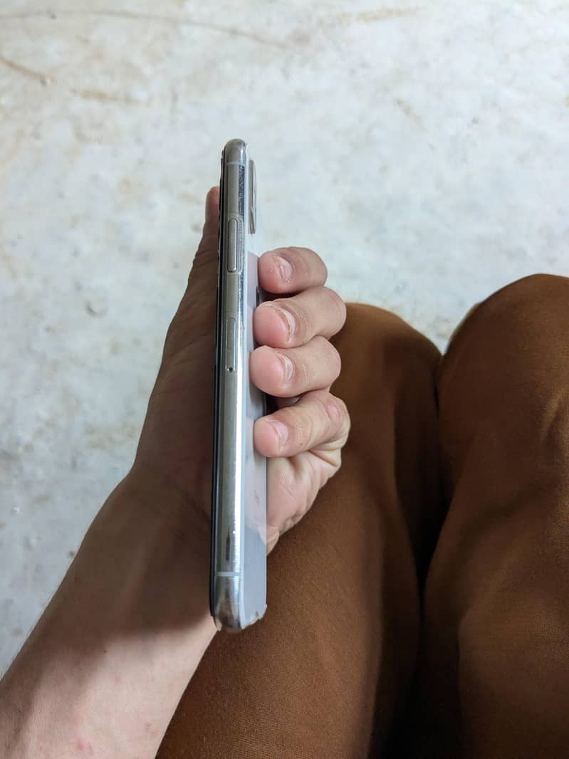 Apple iPhone X 4