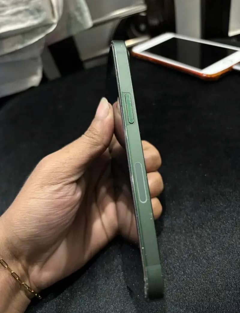 Apple iPhone 13 1