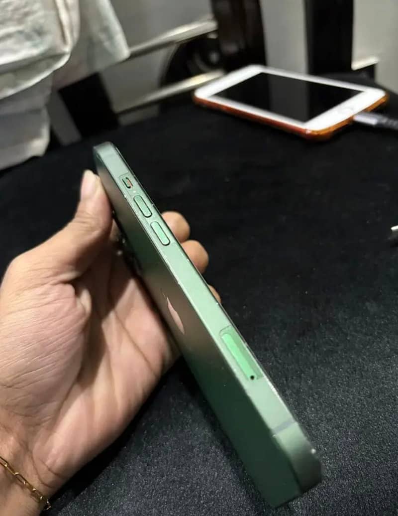 Apple iPhone 13 2