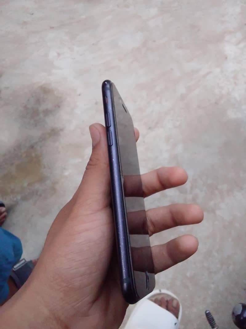 Apple iPhone 7 1