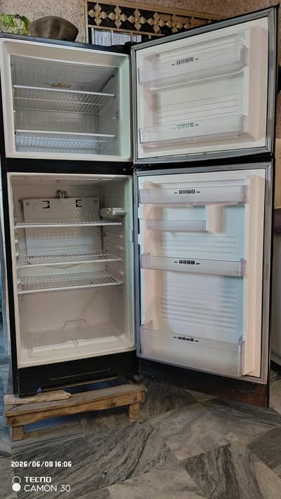 Fridge sale karni Hy serious buyers contact krn