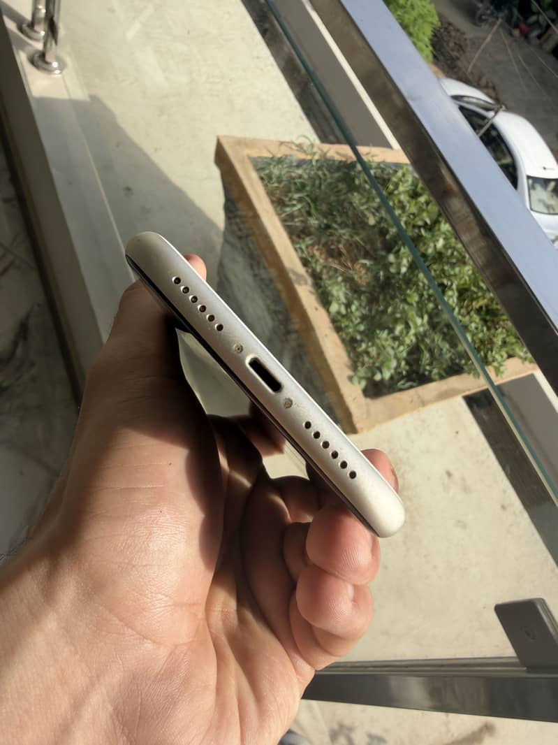 Apple iPhone 11 4