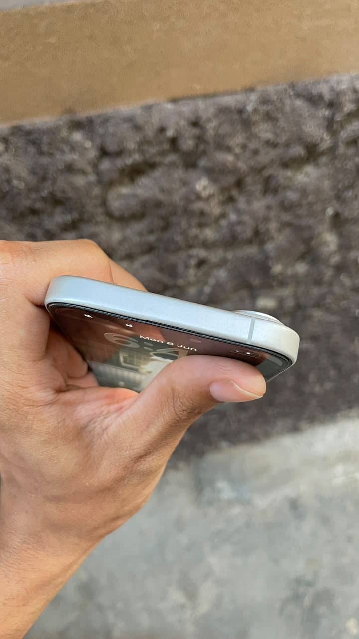 Apple iPhone 16 5