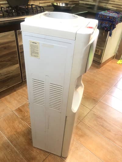 Water dispensor with regreigrator