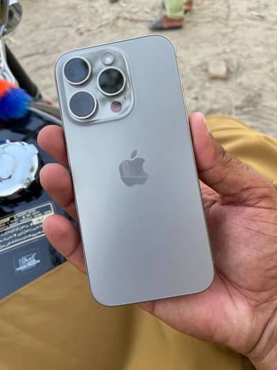 Apple iPhone 15 Pro national Taitanum with cable
