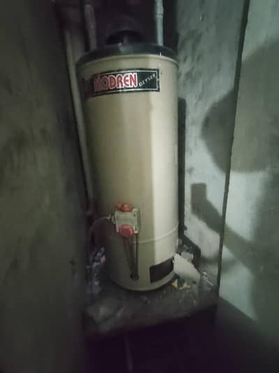 Gas Gyser in Good Condition