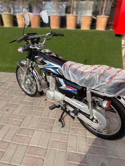 Black Honda 125 | Model  2025 | 1400 KM Driven | Urgent Sale Bike New
