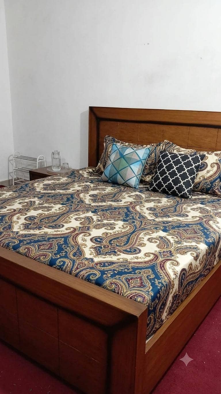 bed set include side table 0