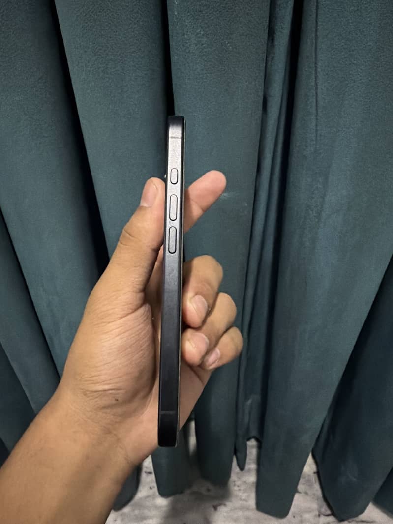 Apple iPhone 16 4