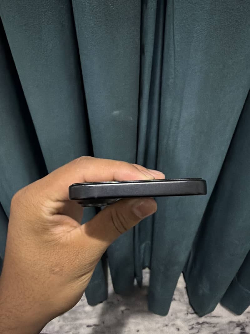 Apple iPhone 16 5