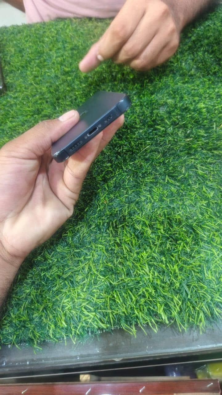 Apple iPhone 13 5