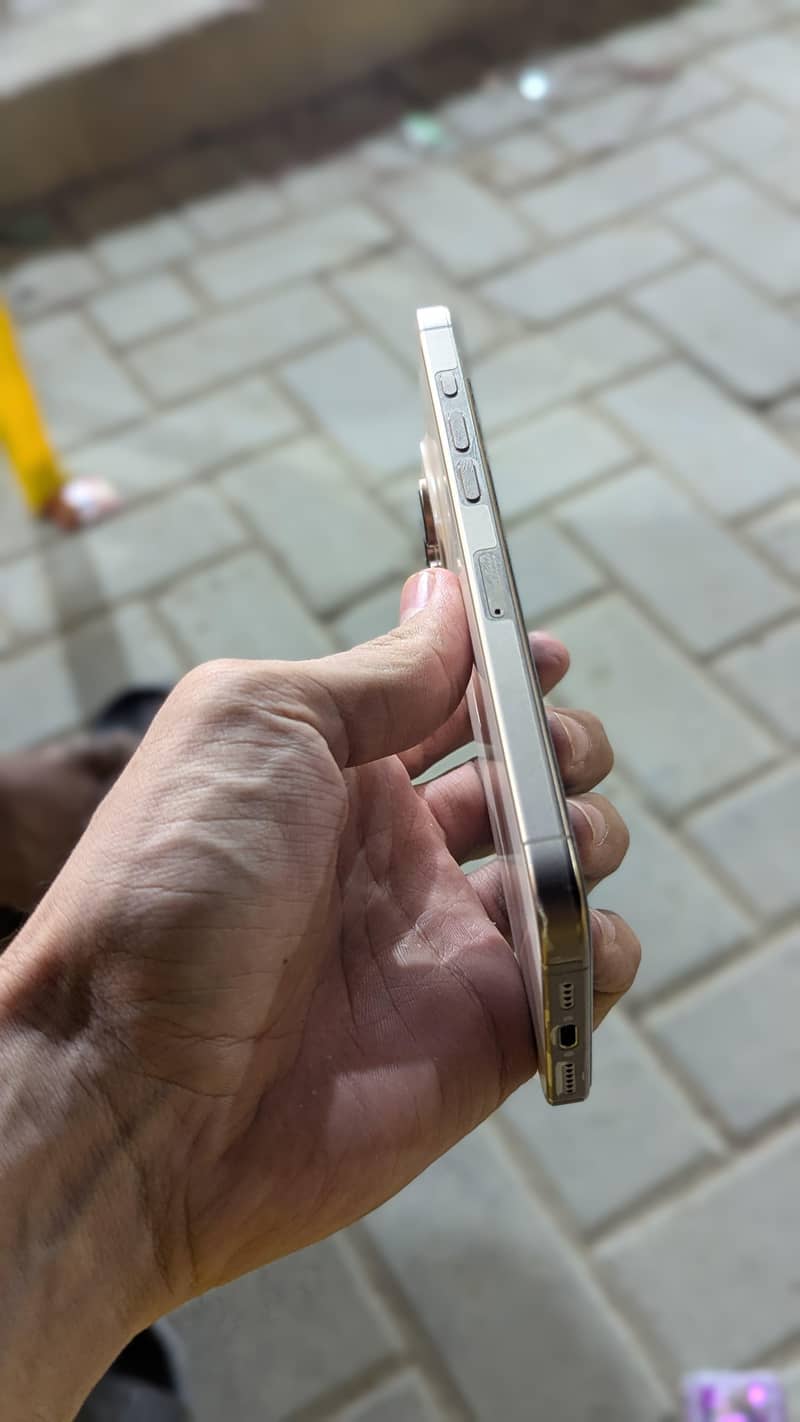 Apple iPhone 16 Pro Max 0
