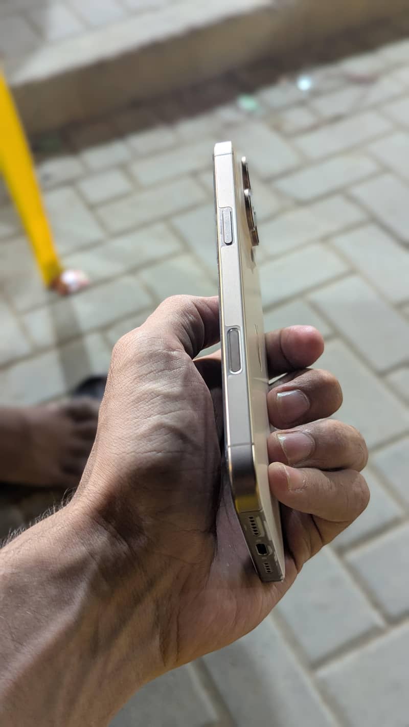 Apple iPhone 16 Pro Max 4