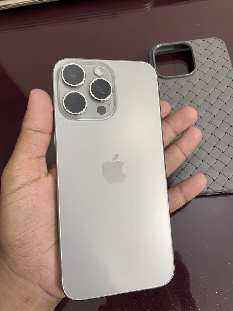 iPhone 15 Pro Max 4