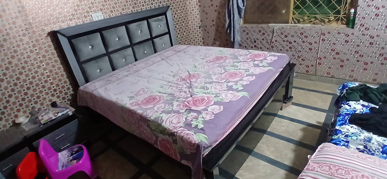 King size bed 0