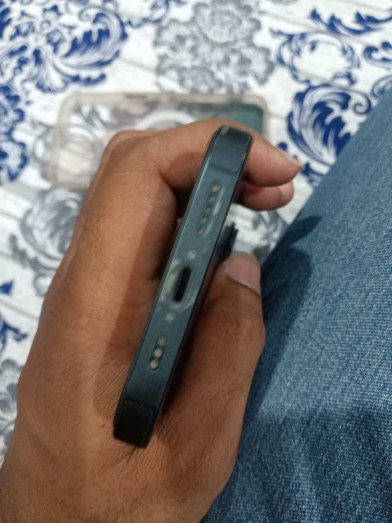 Apple iPhone 13 4