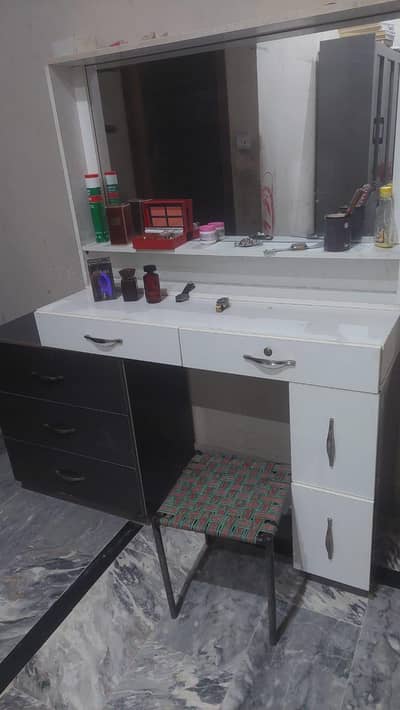 dressing for sell 7 drawers