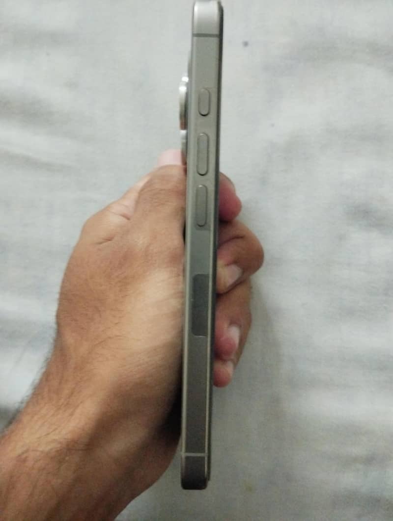 Apple iPhone 16 Pro 2