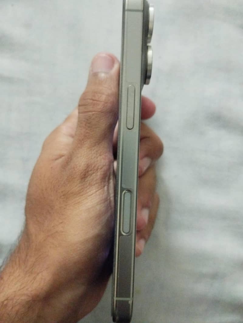 Apple iPhone 16 Pro 3