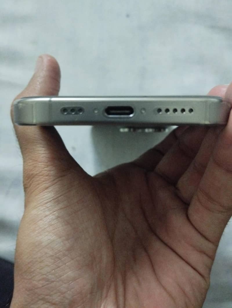 Apple iPhone 16 Pro 4