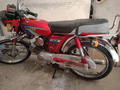 Yamha 100 cc bike 2 stork shokeen hzraat k lia tohfa