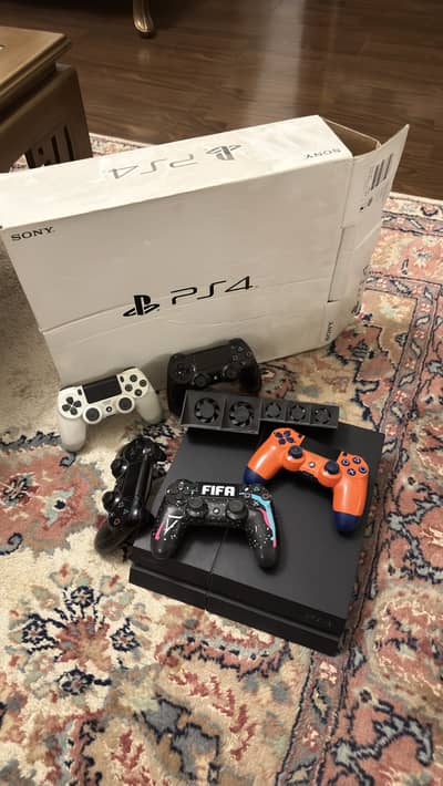 PS4 WITH 5 CONTROLLERS, 3 GAMES AND BOX FOR SALE