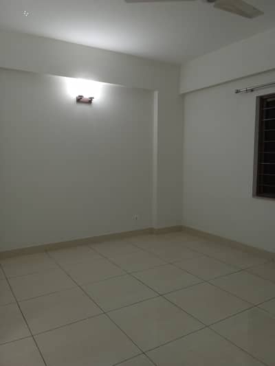 10 MARLA 3 BEDROOM APARTMENT AVAILABLE FOR RENT
