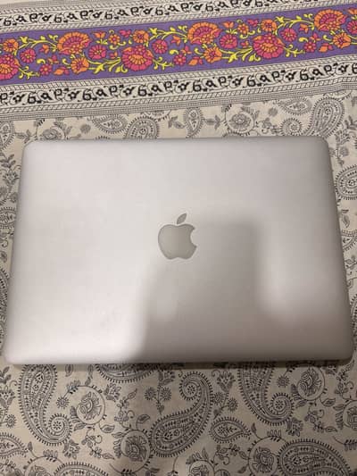 MacBook Air 13-inch Early 2014 read description