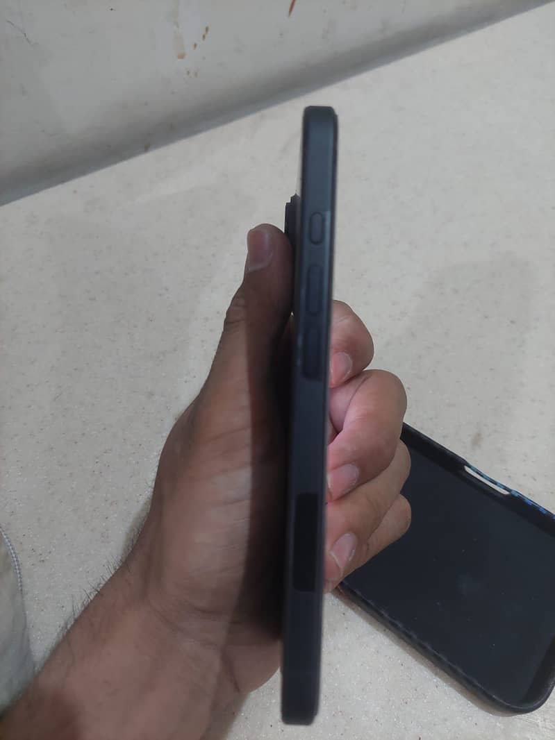 Apple iPhone 16 4