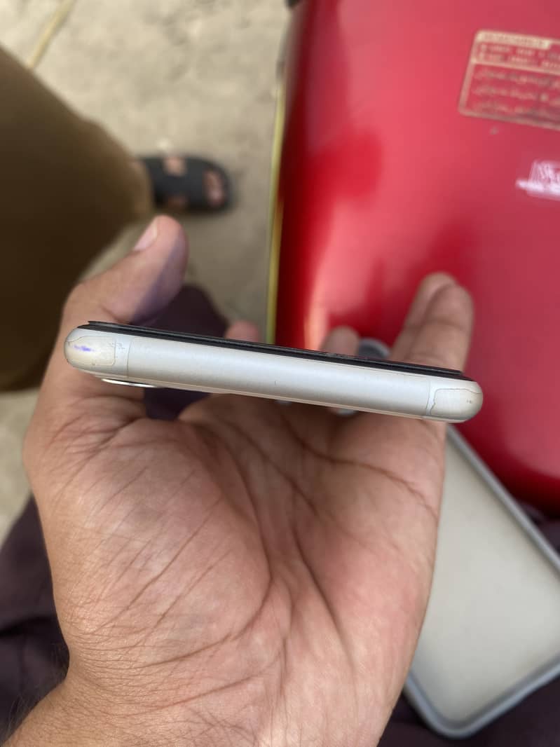 Apple iPhone 11 3