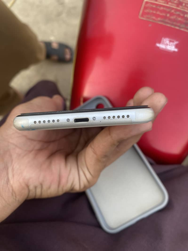 Apple iPhone 11 4