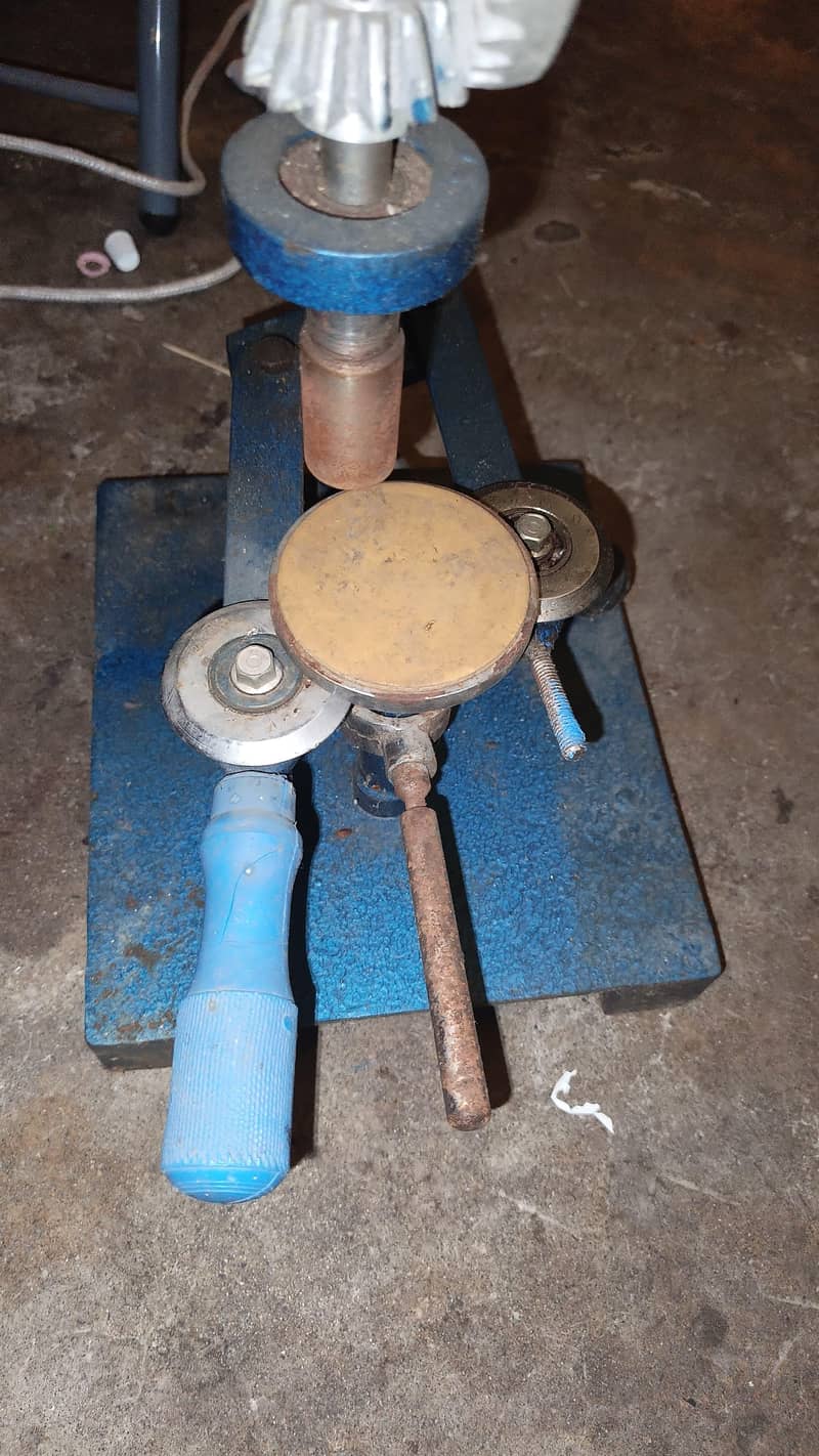 Manual Button / Badge Making Machine 1