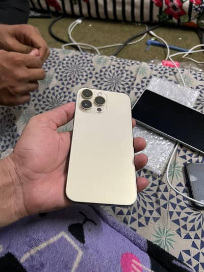 Apple iPhone 14 Pro Max JV 256. GB golden colour condition 10/10
