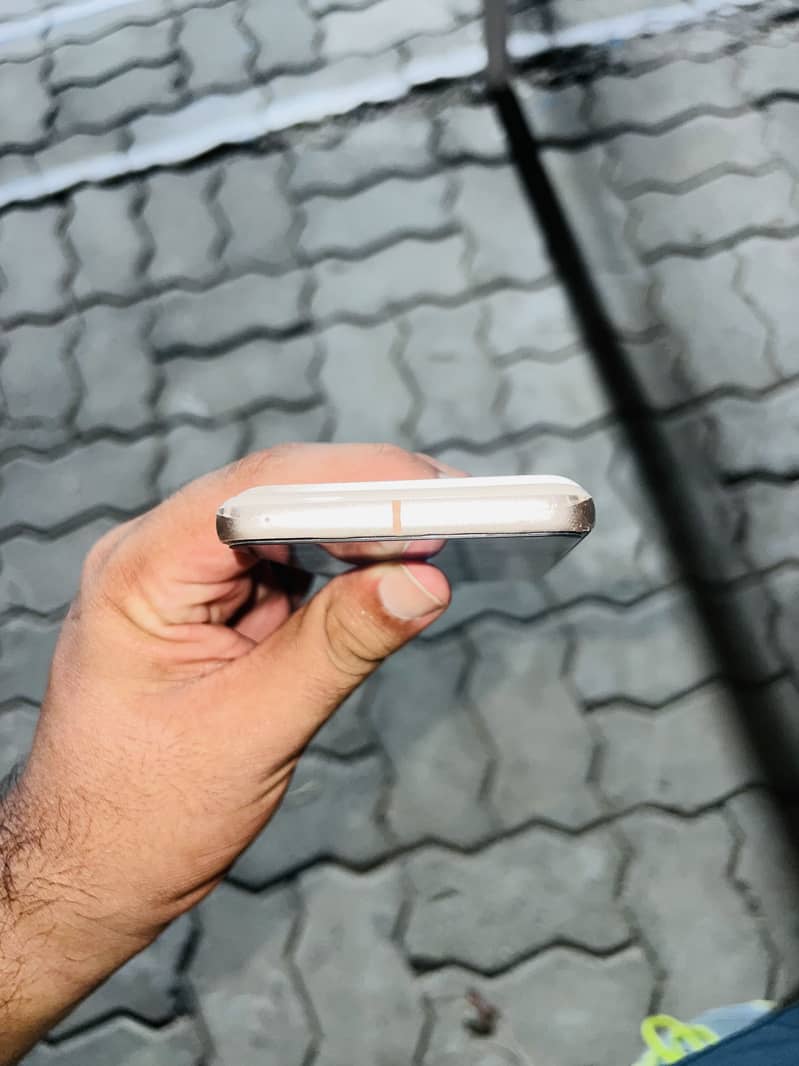 Google Pixel 8 4