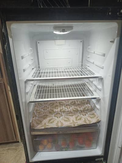 Well maintained fridge ( kenwood) medium size