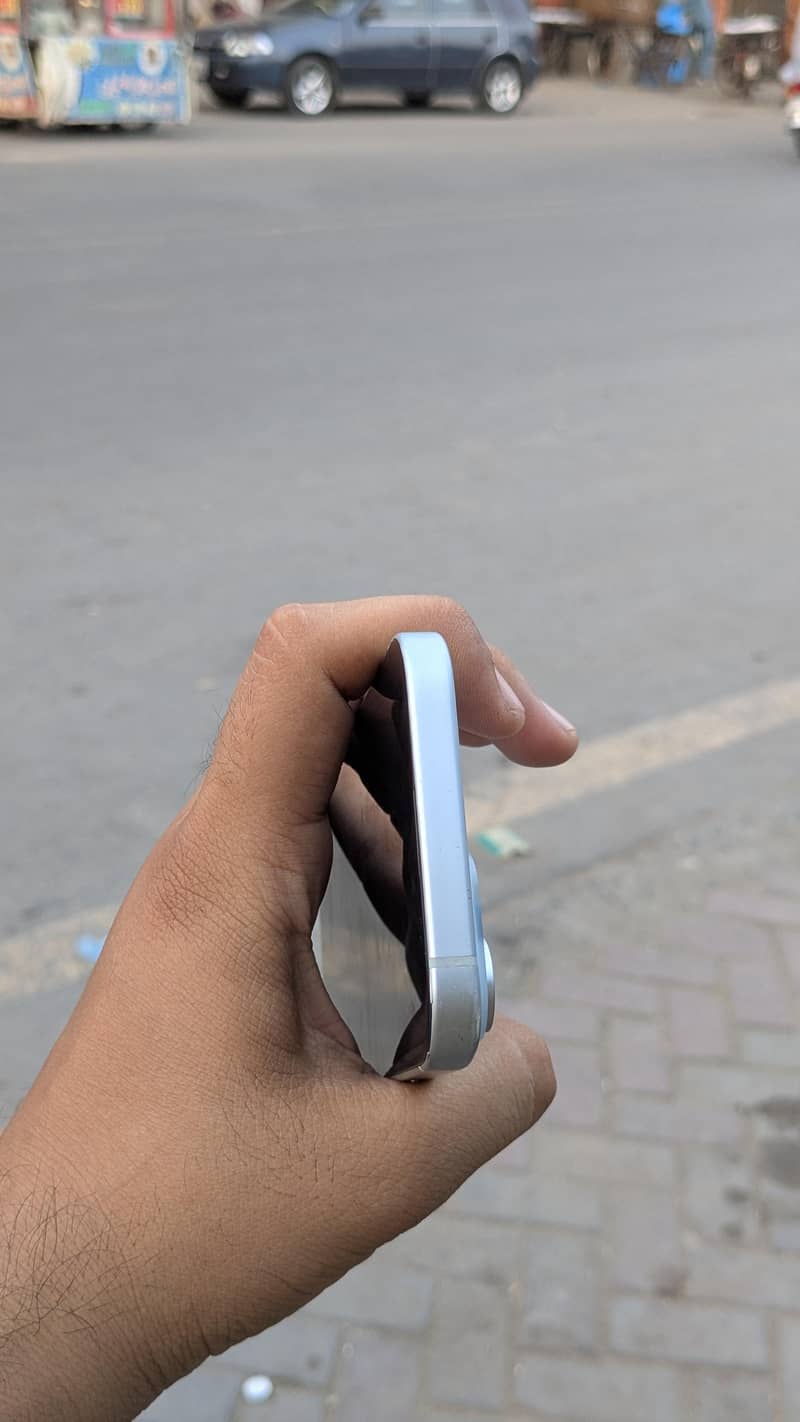 Apple iPhone 15 4