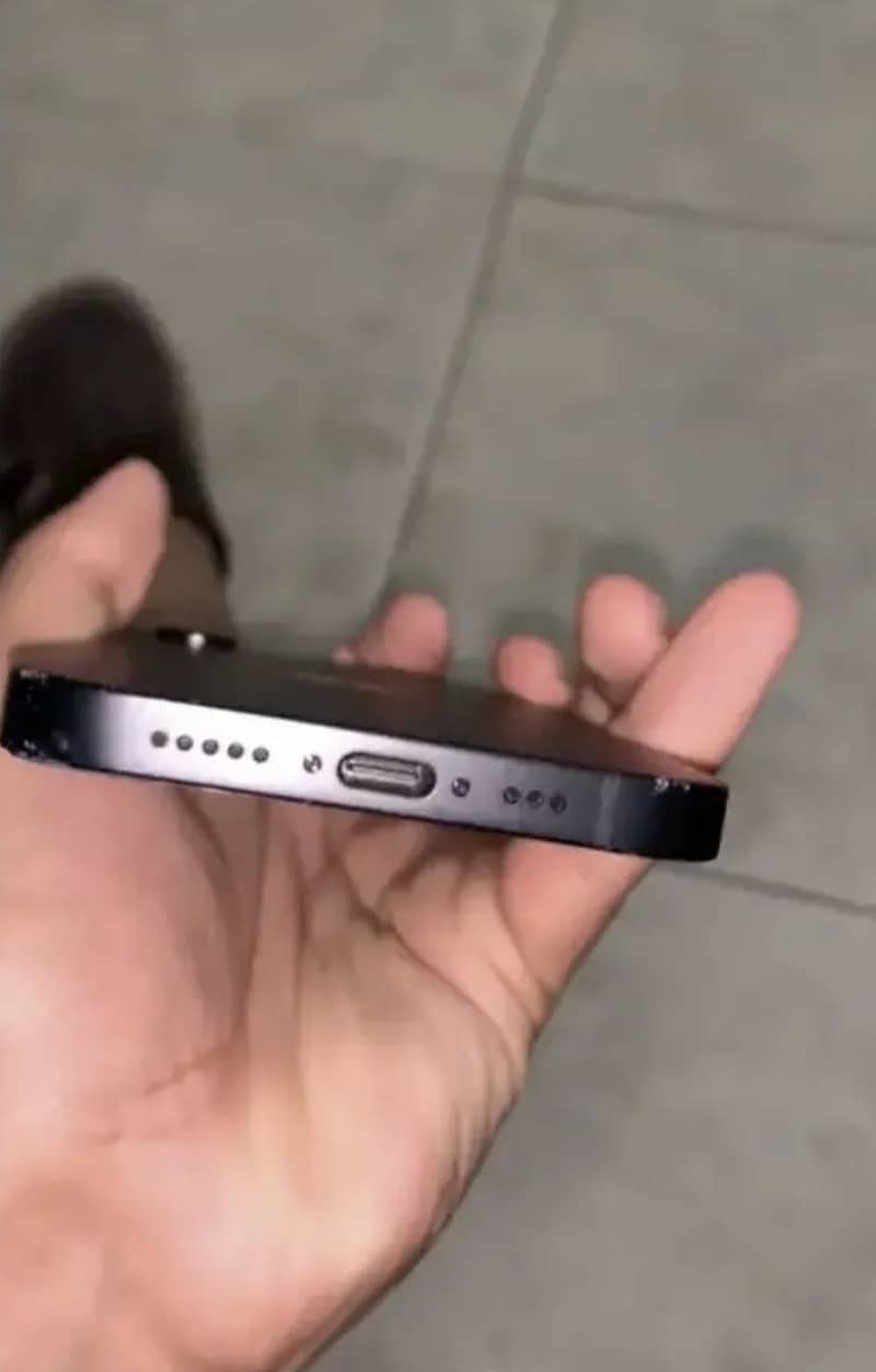 Apple iPhone 16e 3