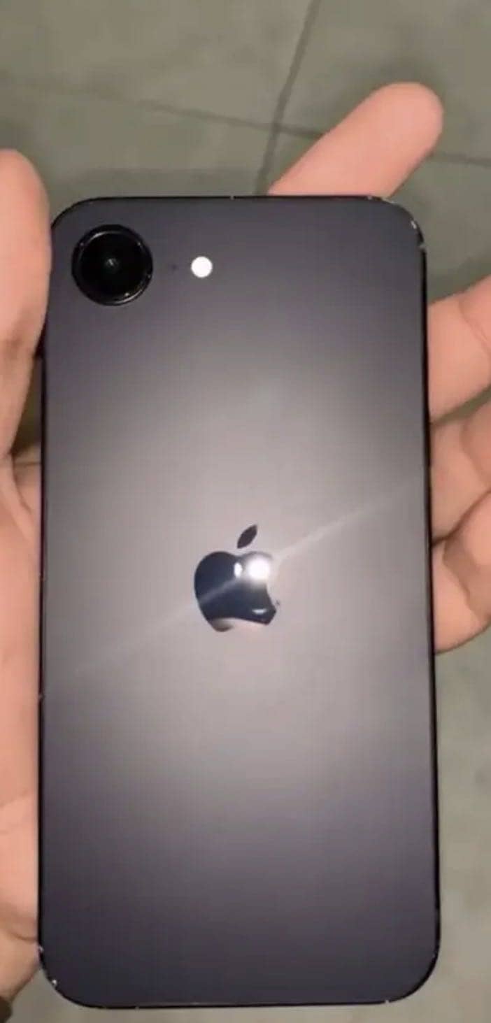 Apple iPhone 16e 4