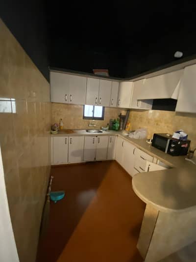 Rent commercial portion 2bed Lounge 2nd Alladin park k samne Rashid minhas road