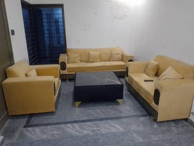 ghar ki shifting kerni hai ais lye sofa aur table sale ker rehain hain