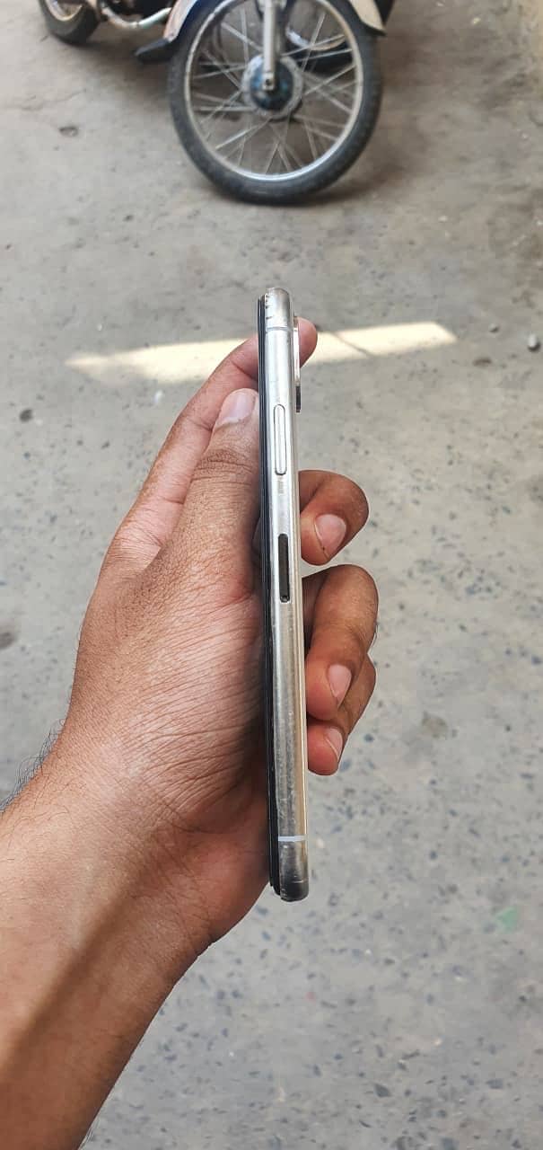 Apple iPhone X 4