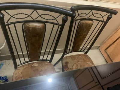 dinning table with 6 chairs iron like new