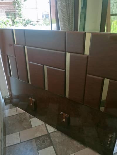 double bed aur side table