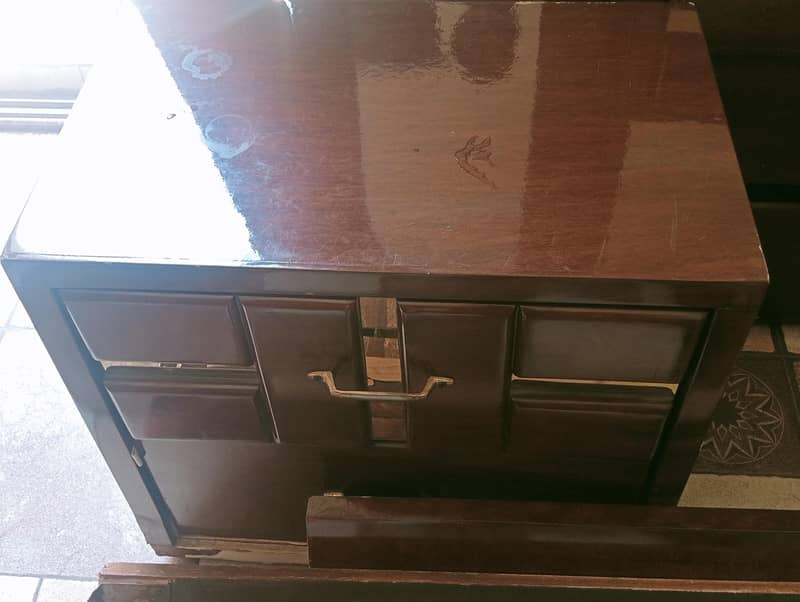 double bed aur side table 2