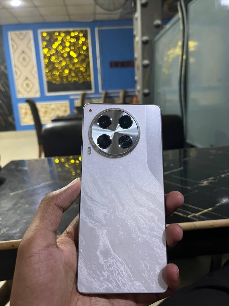Tecno CAMON 30 0