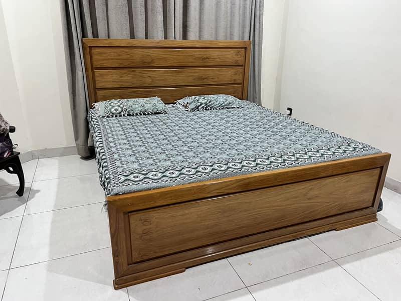 King size bed 0