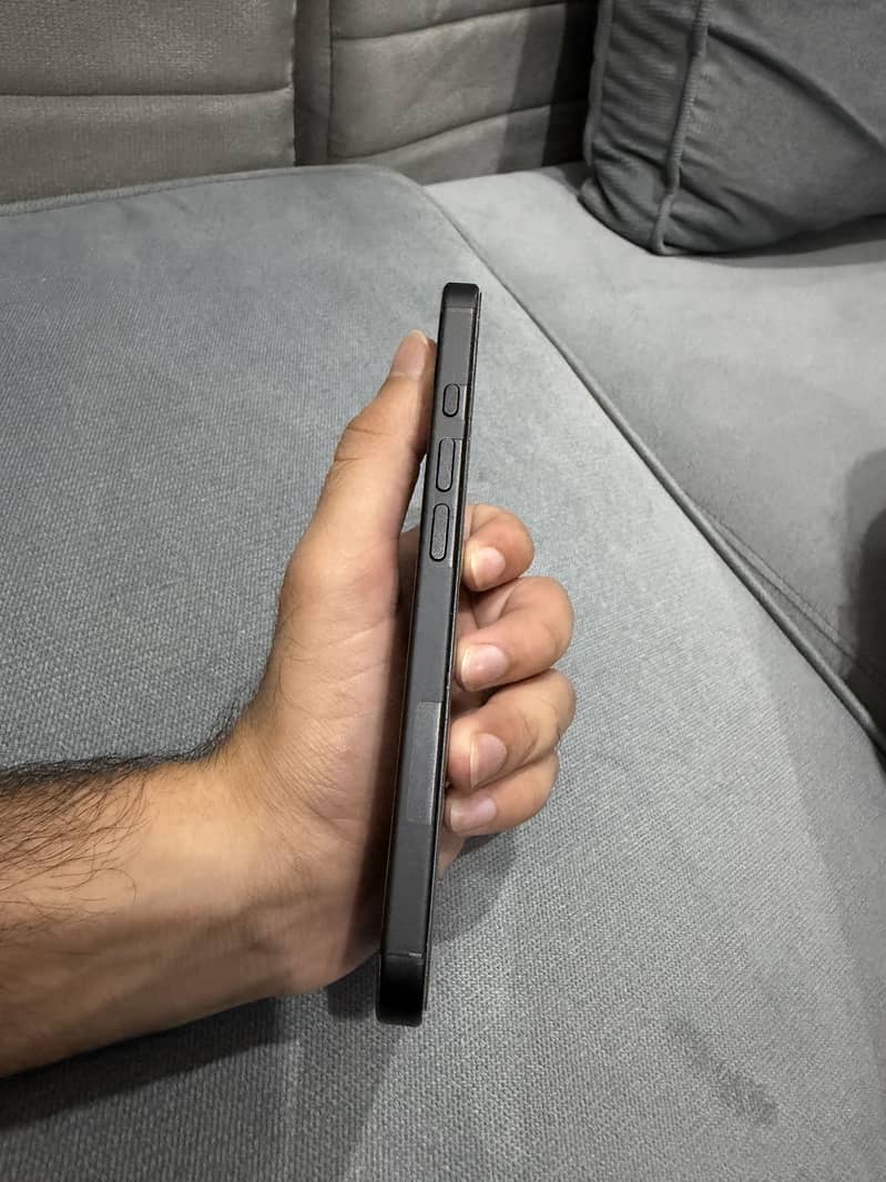 Apple iPhone 16 4