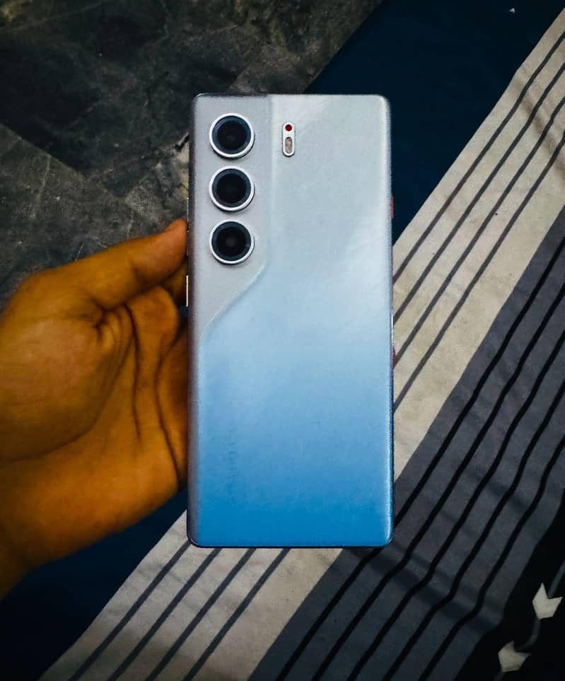 Tecno CAMON 40 Pro 0