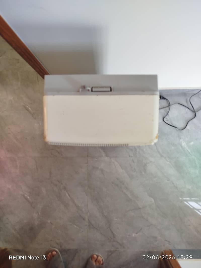 window AC 3