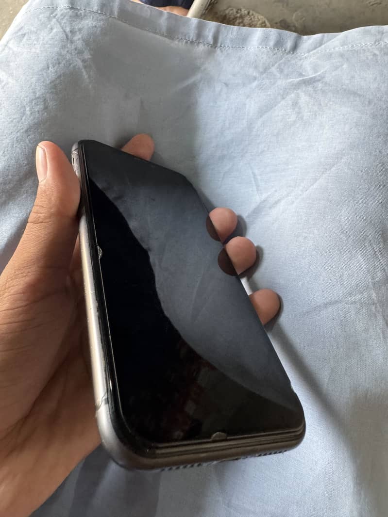 Apple iPhone 11 4